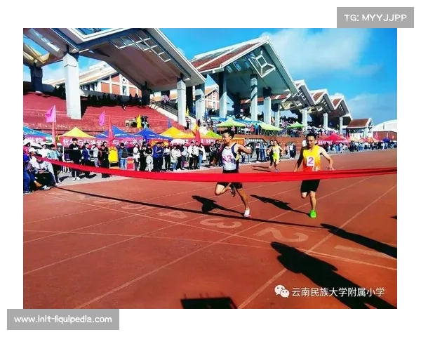 汉密尔顿父亲围场拥抱哈贾尔，展现体育精神传承